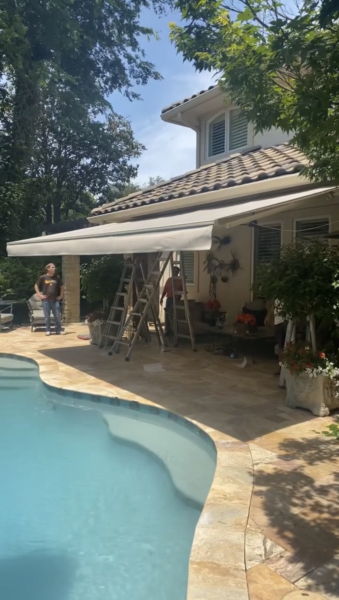 Retractable awning